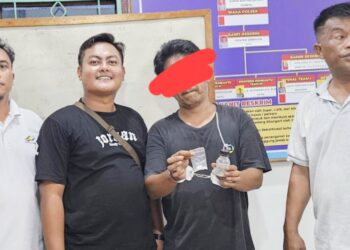 Pelaku Hozion Hengky Siahaan alias Hozion menunjukkan barang bukti diapit Tim Unit Reskrim Polsek Tanah Jawa