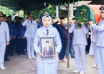 Pemakaman Jenajah Kadisdukcapil Kabupaten Batu Bara, Maeda Soetopo dirumah duka. (Foto Ist)