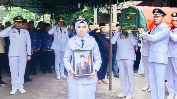 Pemakaman Jenajah Kadisdukcapil Kabupaten Batu Bara, Maeda Soetopo dirumah duka. (Foto Ist)