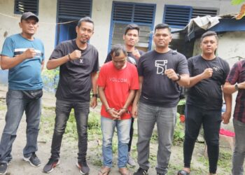 Pelaku Sugianto alias Borok diapit Kanit 1, Ipda Sugeng Suratman, dan Kanit 2, Ipda Froom Pimpa Siahaan, S.H