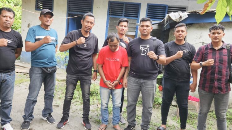Pelaku Sugianto alias Borok diapit Kanit 1, Ipda Sugeng Suratman, dan Kanit 2, Ipda Froom Pimpa Siahaan, S.H