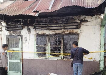 Personil Polsek Siantar Barat saat pasang police line 