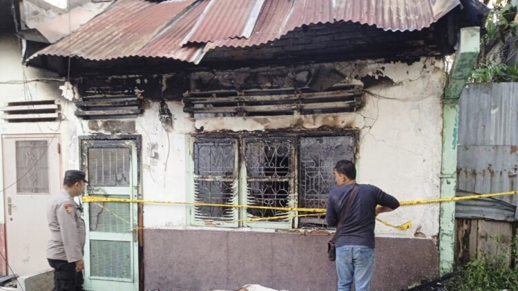 Personil Polsek Siantar Barat saat pasang police line 