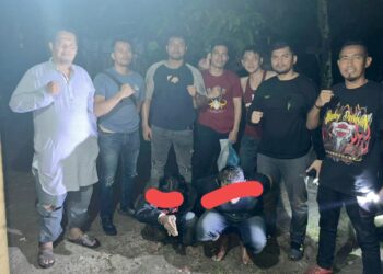 Kedua tersangka, Ivan Refany alias tembong dan Pristiwadi alias Wadi diapit Tim Sat Narkoba