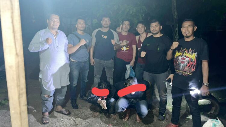 Kedua tersangka, Ivan Refany alias tembong dan Pristiwadi alias Wadi diapit Tim Sat Narkoba
