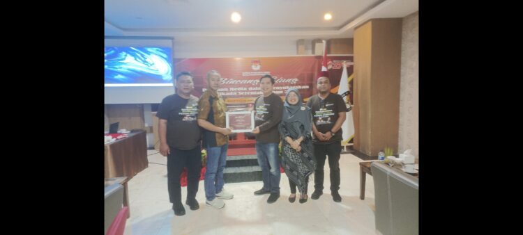 Ketua KPU Siantar, Muhammad Isman didampingi Nurbaiyah Siregar, Chucha Ashari, Roy Marsen Simarmata, Dedy Rahman Harahap berikan cenderamata kepada Mantan Ketua KPU Sumut Herdensi Adnin SSos