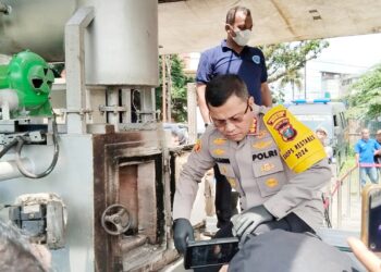 Kapolrestabes Medan, Kombes Pol Dr. Teddy Jhon Sahala Marbun, S.H., M.H saat musnahkan barang sabu 31 Kg dan ganja 5,7 Kg. (Foto Ist)