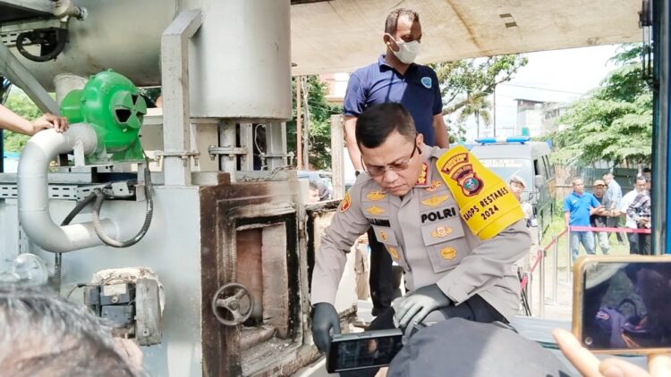 Kapolrestabes Medan, Kombes Pol Dr. Teddy Jhon Sahala Marbun, S.H., M.H saat musnahkan barang sabu 31 Kg dan ganja 5,7 Kg. (Foto Ist)