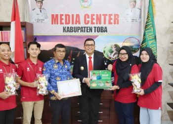 Pjs Bupati Toba, Dr. Agustinus Panjaitan, menerima cinderamata berupa medali dan piagam dari Panitia PON XXI Aceh-Sumut.