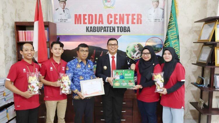 Pjs Bupati Toba, Dr. Agustinus Panjaitan, menerima cinderamata berupa medali dan piagam dari Panitia PON XXI Aceh-Sumut.
