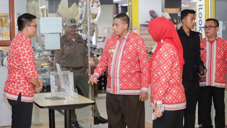Penjabat Sementara (Pjs) Wali Kota Siantar Drs Matheos Tan MM memuji Mall Pelayanan Publik (MPP) Kota Siantar yang berada di Plaza Ramayana,