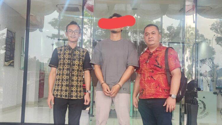 IR Mantan pemain Timnas Indonesia U-20 tahun 2005,l (baju abu-abu) ditangkap Tim Cabjari) Deli Serdang Pancurbatu di Kota Tangerang, Banten. (Foto Ist)