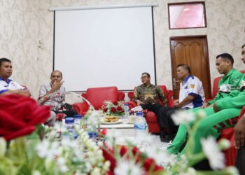 Penjabat Sementara (Pjs) Bupati Toba, Dr. Agustinus Panjaitan, SSiT, MT, menerima audiensi dari atlet karate asal Toba yang meraih medali emas di PON XXI Sumut-Aceh, bersama pelatih (sensei), sekaligus Ketua FORKI Sumut, Biduan Siahaan
