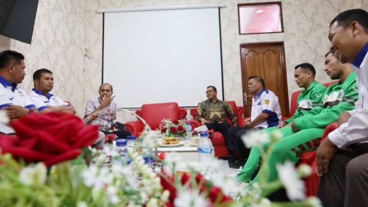 Penjabat Sementara (Pjs) Bupati Toba, Dr. Agustinus Panjaitan, SSiT, MT, menerima audiensi dari atlet karate asal Toba yang meraih medali emas di PON XXI Sumut-Aceh, bersama pelatih (sensei), sekaligus Ketua FORKI Sumut, Biduan Siahaan