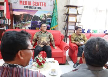 Pjs) Bupati Toba, Agustinus Panjaitan, menerima audiensi dari Lembaga Pengembangan Pesparawi Daerah (LPPD) Kabupaten Toba