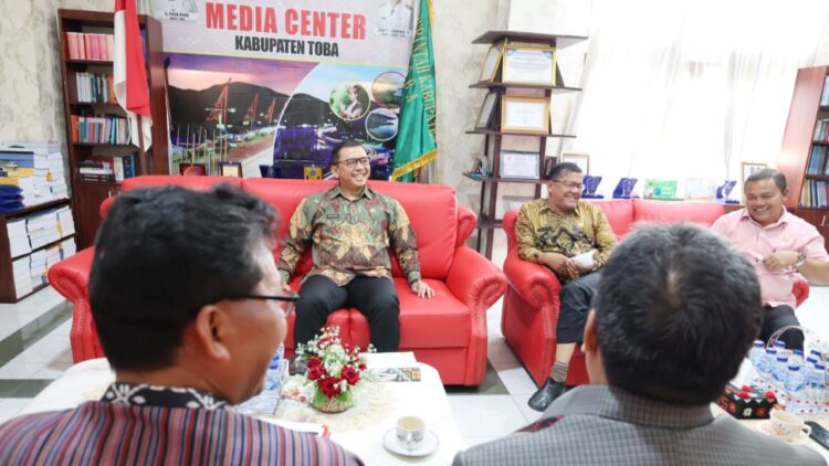 Pjs) Bupati Toba, Agustinus Panjaitan, menerima audiensi dari Lembaga Pengembangan Pesparawi Daerah (LPPD) Kabupaten Toba