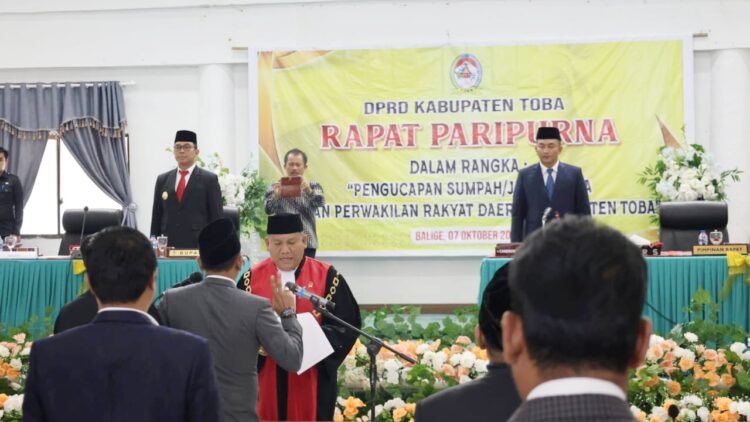 Pjs Bupati Toba, Dr. Agustinus Panjaitan hadiri Rapat Paripurna DPRD Toba