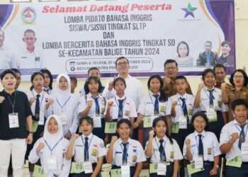 Pjs Bupati Toba, Dr. Agustinus Panjaitan, saat menghadiri Lomba Pidato Berbahasa Inggris