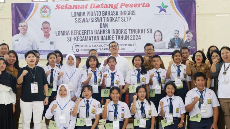 Pjs Bupati Toba, Dr. Agustinus Panjaitan, saat menghadiri Lomba Pidato Berbahasa Inggris
