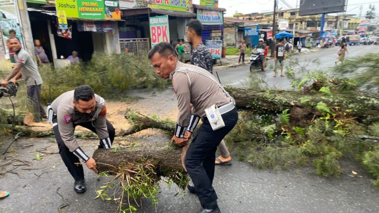Kasat Lantas AKP Gabriellah A. Gultom SIK, MH bersama personil pembersihan pohon tumbang di Jalan Sanganualuh Simpang Jalan S. Parman