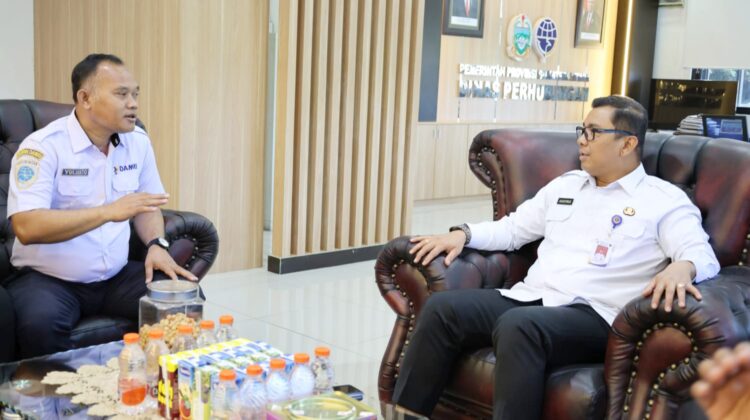 Kadishub Sumut, Dr. Agustinus Panjaitan, menyambut hangat kedatangan General Manager Perum Damri Cabang Medan, Yulianto, beserta tim di ruang kerjanya.
