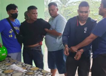 Kedua pengedar narkoba asal Asahan, Abdul Sukur dan Hari Supriadi beserta barang bukti saat di TKP