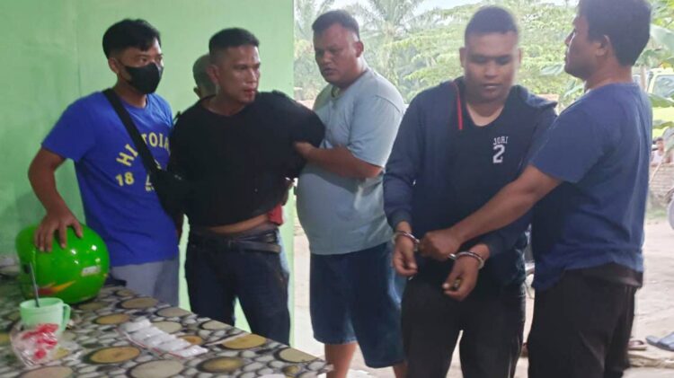 Kedua pengedar narkoba asal Asahan, Abdul Sukur dan Hari Supriadi beserta barang bukti saat di TKP