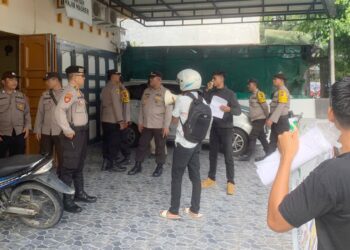 Massa DPC Kopasis saat aksi unras di Hotel Sentral Inn