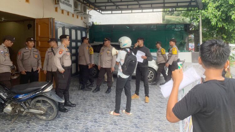 Massa DPC Kopasis saat aksi unras di Hotel Sentral Inn