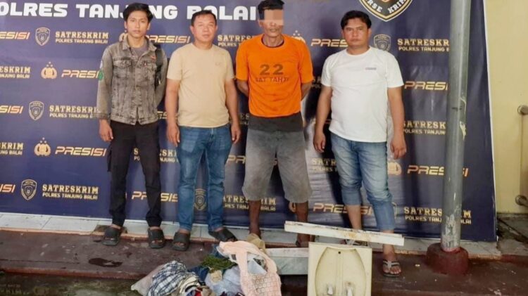 Pelaku Curat, SP alias Udin Kelelawar dan barang bukti diapit polisi