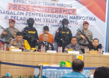 Kepala Kantor BC Teluk Nibung, Nur Hasan saat pimpin konfensi pers