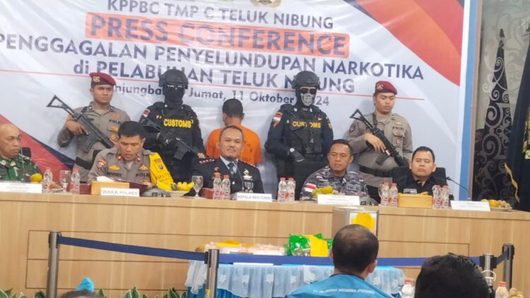 Kepala Kantor BC Teluk Nibung, Nur Hasan saat pimpin konfensi pers