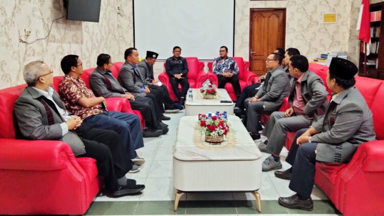 Pjs Bupati Toba, Dr. Agustinus Panjaitan menerima audiensi dari FKUB di Kantor Bupati Toba
