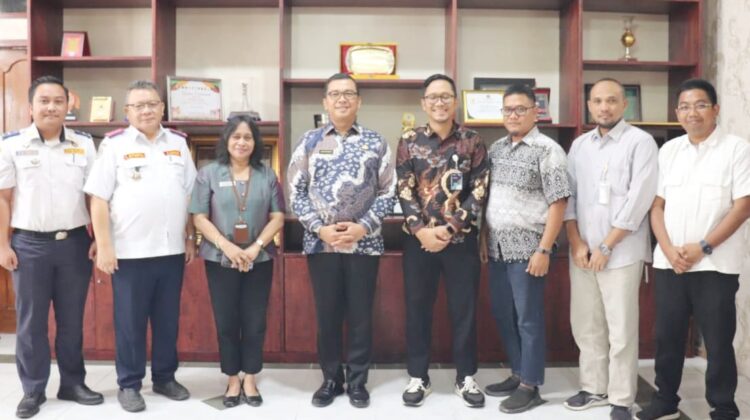 Pjs Bupati Toba, Dr. Agustinus Panjaitan menerima kunjungan Senior General Manager PT. ASDP Regional I Batam