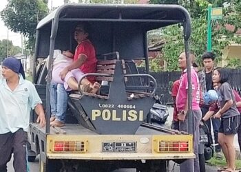 Personil Polseķ Siantar Selatan saat bantu evakuasi Twenty Agustina Sianturi dan Mhd. Yani Parningotan Damanik
