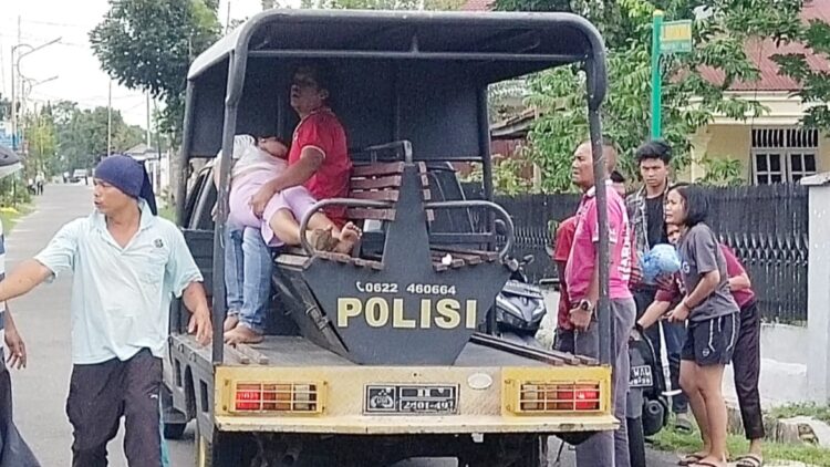 Personil Polseķ Siantar Selatan saat bantu evakuasi Twenty Agustina Sianturi dan Mhd. Yani Parningotan Damanik