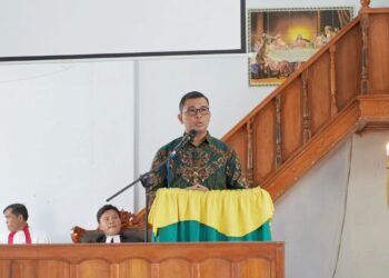 Pjs Bupati Toba, Agustinus Panjaitan saat mengikuti ibadah Minggu di Gereja HKBP Soposurung, Balige