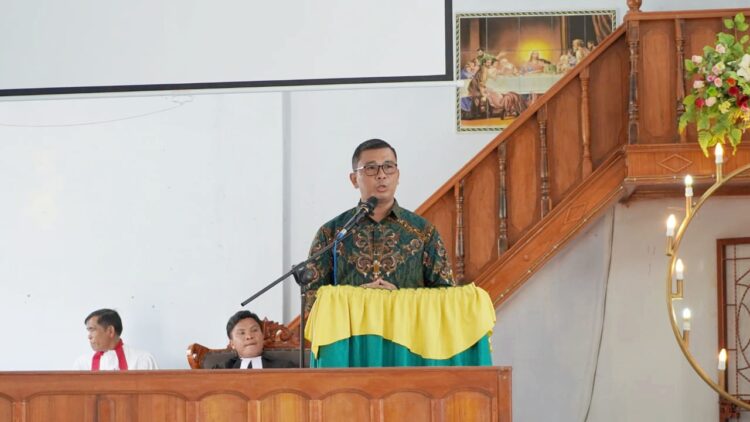 Pjs Bupati Toba, Agustinus Panjaitan saat mengikuti ibadah Minggu di Gereja HKBP Soposurung, Balige
