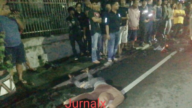 Jenajah Pengendara sepedamotor Honda Beat tanpa plat Nopol) Muhammad Juanda Fahrezy Sihotang saat masih di TKP