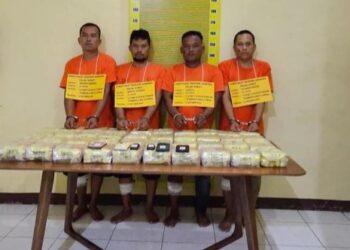 Empat pelaku pengedar narkoba yang pincang dibuat polisi usai ditangkap di
Jalan Brigjen Katamso, Medan. (Foto Ist)