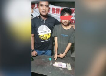pengedar sabu Randy beserta barang bukti diapit Kanit Reskrim IPDA Leonard S. SH