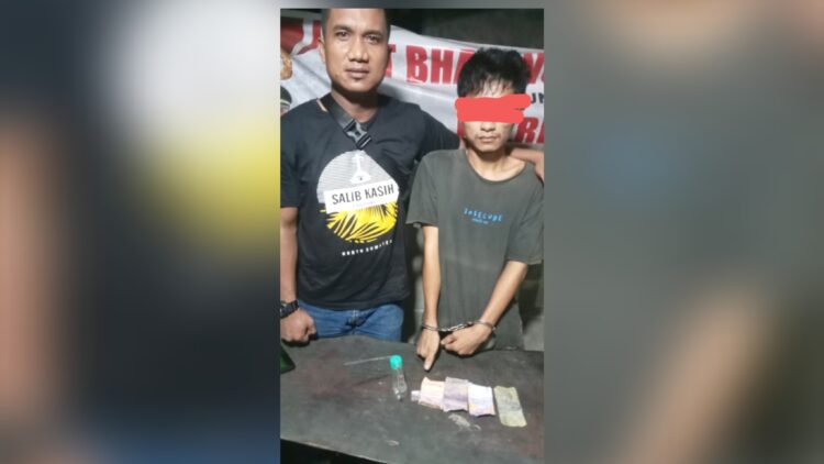 pengedar sabu Randy beserta barang bukti diapit Kanit Reskrim IPDA Leonard S. SH