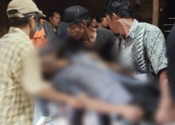 Jenajah korban Ronald Manik saat dievakuasi warga
