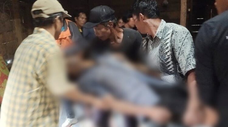 Jenajah korban Ronald Manik saat dievakuasi warga