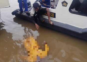 Sat Pol Airud Polres Tanjung Balai Evakuasi Jasad Wanita Tua yang Hanyut di Sungai Silau
