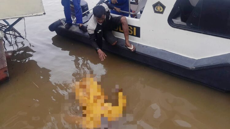 Sat Pol Airud Polres Tanjung Balai Evakuasi Jasad Wanita Tua yang Hanyut di Sungai Silau