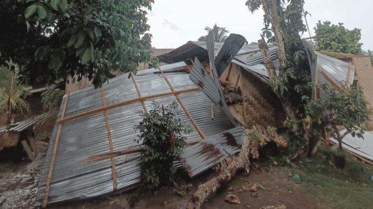 kondisi rumah permanen milik Ahmad Syahnur diterjang angin puting beliung.