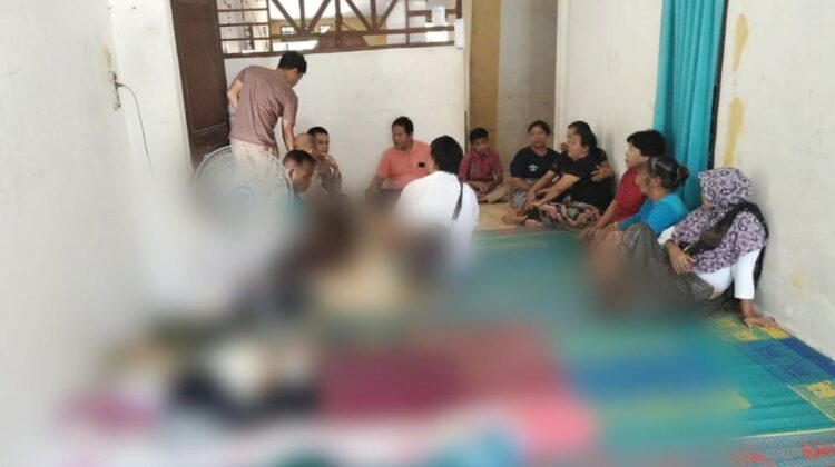 Jenajah korban Rohman Raimon Sirait disemayamkan dirumah duka
