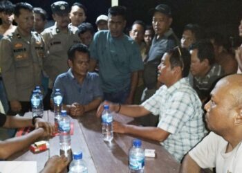Personel Polsek Tanah Jawa, Polres Simalungun pendampingan tim Dit Krimsus Polda Sumut/Unit Cyber Crime mengamankan warga diduga melakukan perjudian online berinisial HM