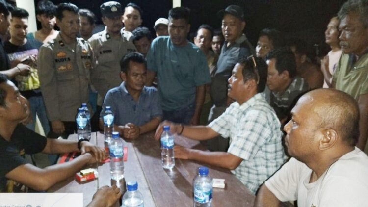 Personel Polsek Tanah Jawa, Polres Simalungun pendampingan tim Dit Krimsus Polda Sumut/Unit Cyber Crime mengamankan warga diduga melakukan perjudian online berinisial HM